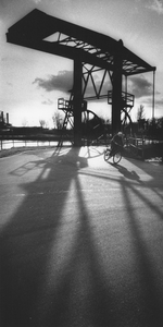 351500 Gezicht op de Werkspoorhavenbrug bij de Keulsekade te Utrecht, in tegenlicht.